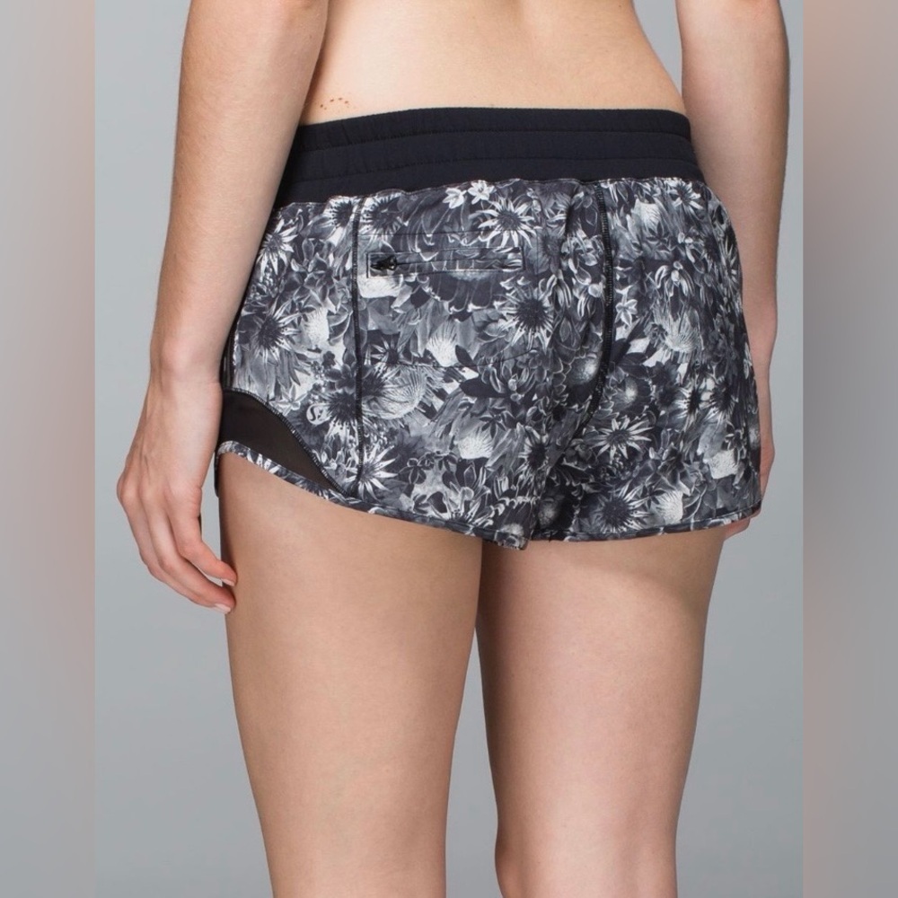 Lululemon Hotty Hot Short
Flowabunga Black Angel Wing size 4